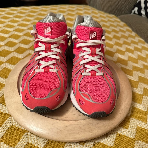 Women’s New Balance Sneakers size 7 - Picture 2 of 4
